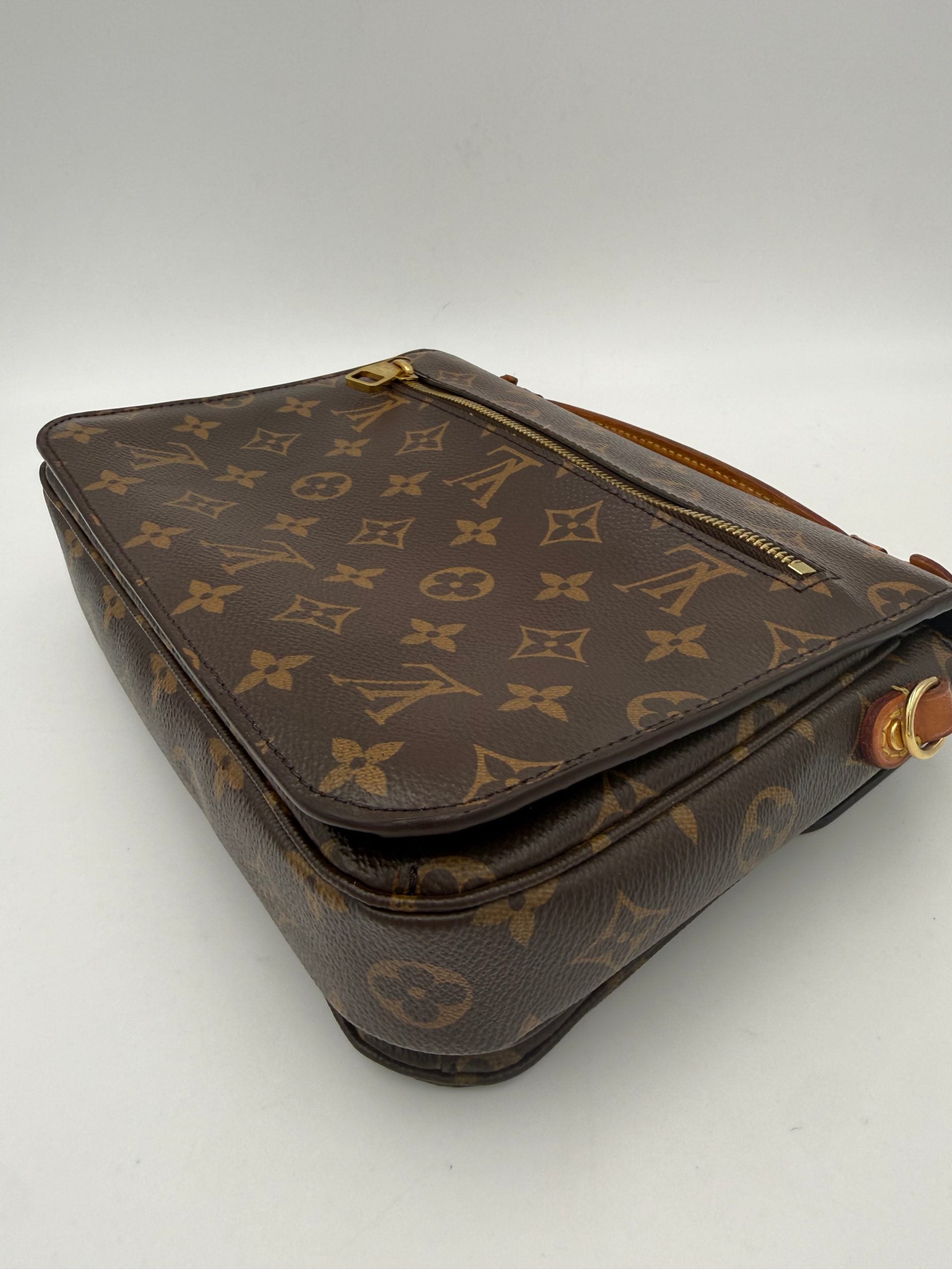Louis Vuitton LOUIS VUITTON METIS Monogram Handbag